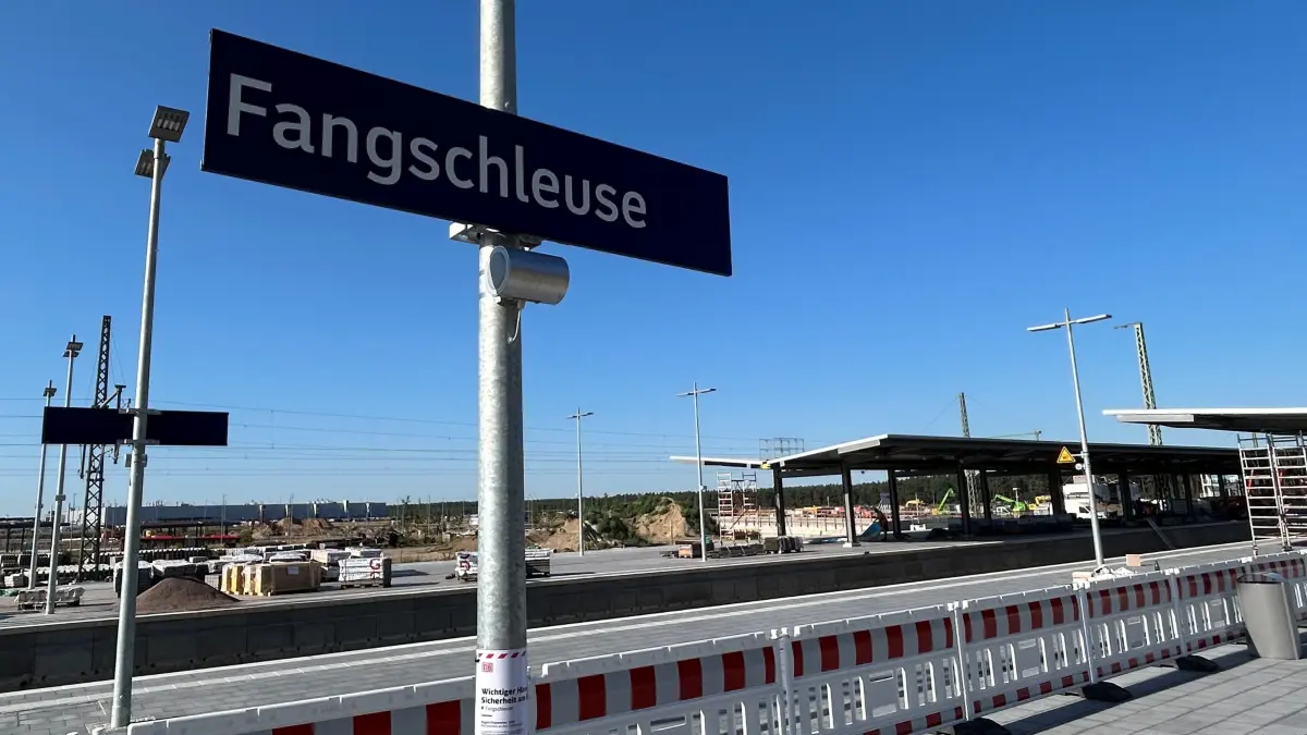 Neuer Bahnhof Fangschleuse in Grünheide eröffnet: Ab sofort hält der RE1 zwischen Erkner und Frankfurt (Oder) gegenüber der Tesla Gigafactory Berlin-Brandenburg.