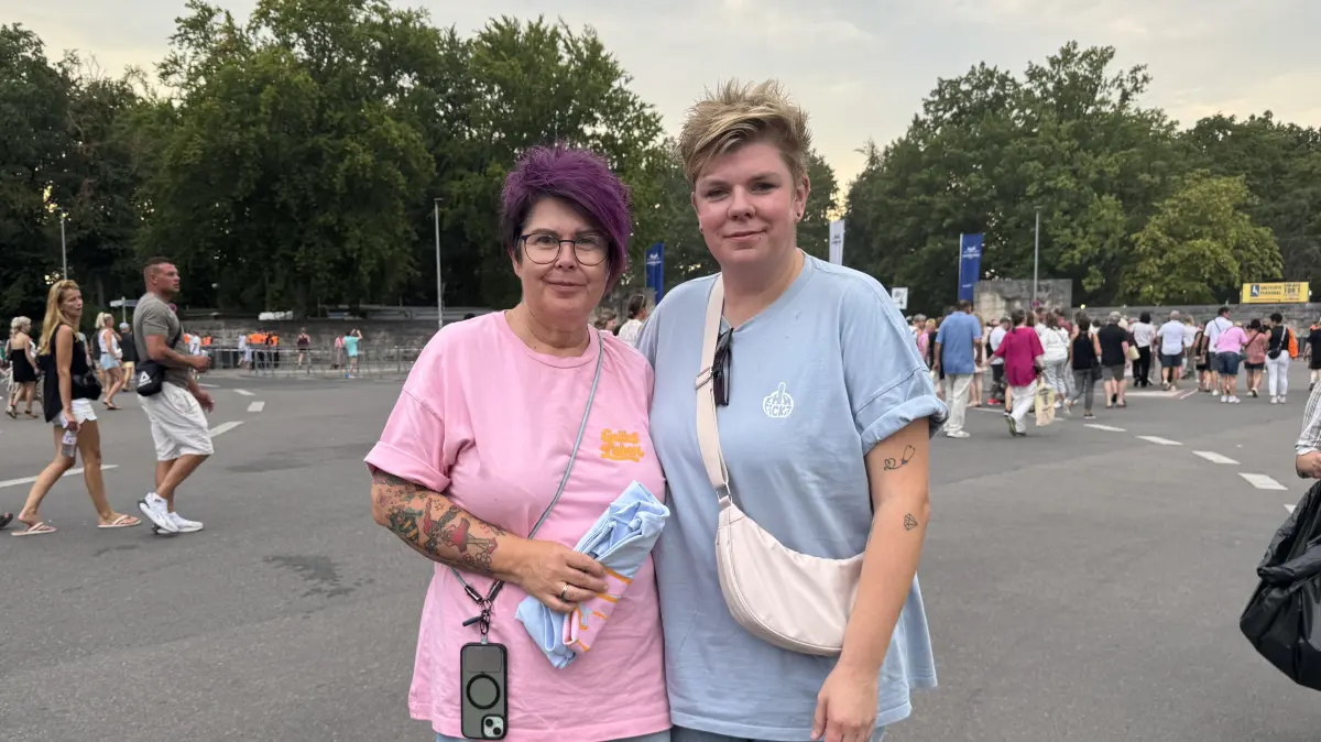 Sind bereits auf dem dritten Sarah Connor-Konzert in diesem Jahr: Jana (l.) und ihre Mutter Nicole vor der Waldbühne Berlin