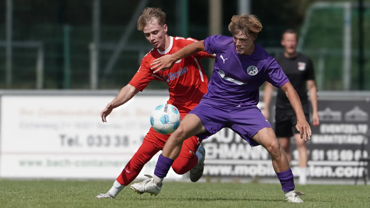 Fussball : Bernau, Landespokal Brandenburg Rot-Weiss Schönow : SV Altlüdersdorf, Konstantin Schiller vor Adryaen Hingst
FOTO BENK 15.08.2026