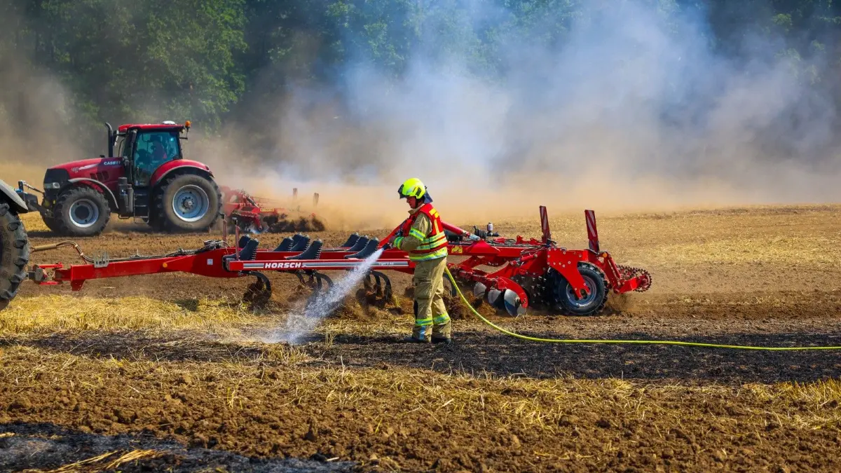 Auch Landwirte halfen bei der Brandbekämpfung auf einem Getreidefeld in Gransee.
