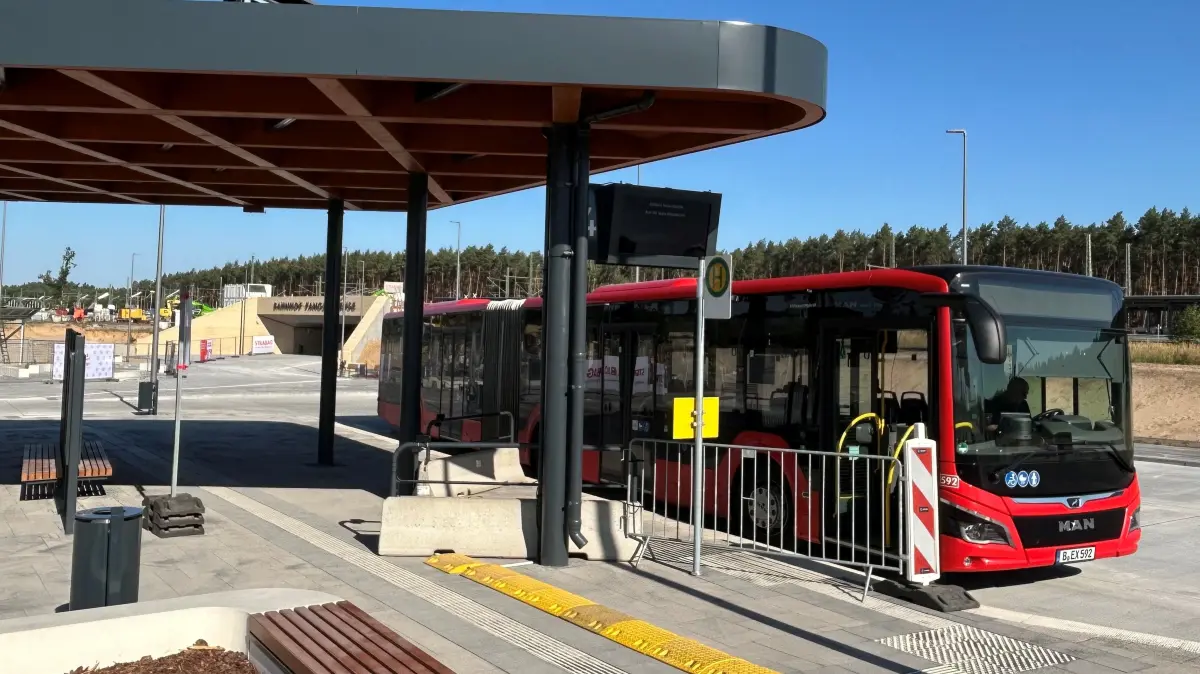 Shuttle-Bus von Tesla am neuen Bahnhof Fangschleuse: Nur die Fahrgäste fehlen noch.