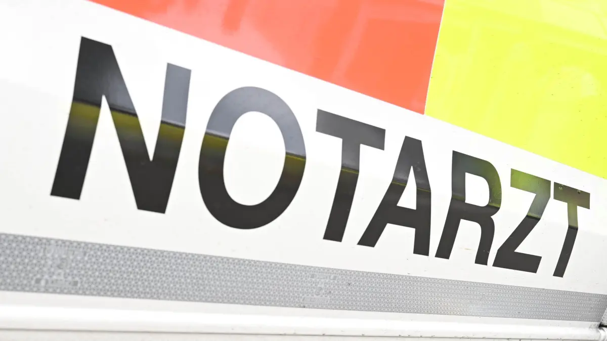 Rettungsdienst Notarzt: ARCHIV - 03.07.2025, Baden-Württemberg, Reutlingen: Das Wort Notarzt ist auf einem Einsatzwagen des Deutschen Roten Kreuzes (DRK) angebracht. (zu dpa: «Zwei Mädchen nach Badeunfall in Lebensgefahr») Foto: Bernd Weißbrod/dpa +++ dpa-Bildfunk +++