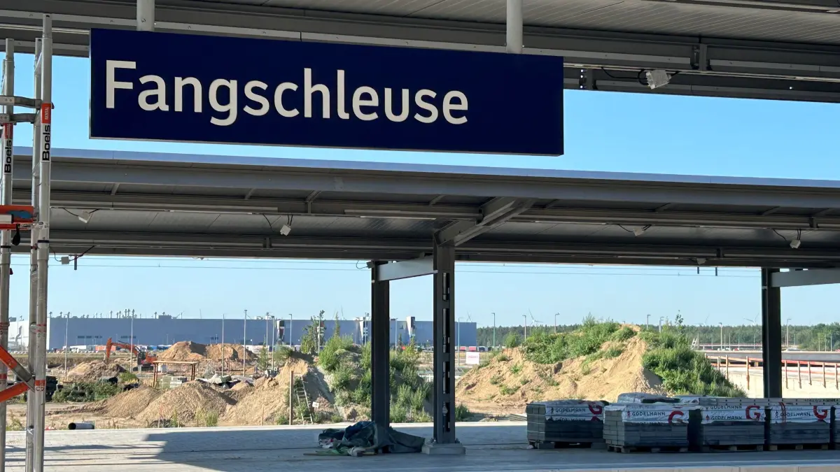 Neuer Bahnhof Fangschleuse in Grünheide: Der erste Halt eines RE1 zwischen Erkner und Frankfurt (Oder) verzögert sich. Im Hintergrund: Die Tesla Gigafactory Berlin-Brandenburg.