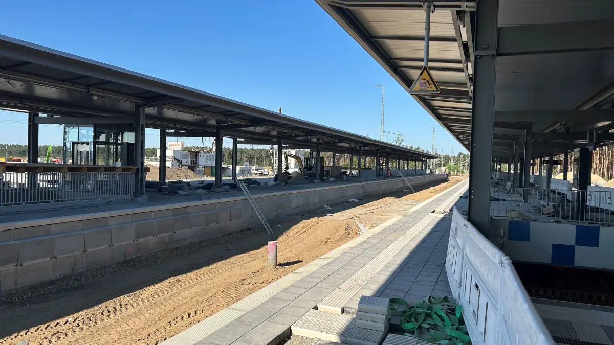Neuer Bahnhof Fangschleuse bei Tesla: Am Gleis 2 (links) sowie Gleis 3 (rechts) fehlen noch Schienen.
