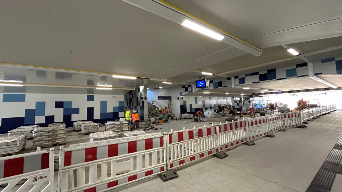 Neuer Bahnhof Fangschleuse: Im Tunnel laufen noch Bauarbeiten. Hier wird an einigen Stellen der Boden gefließt und die Wände gestrichen.