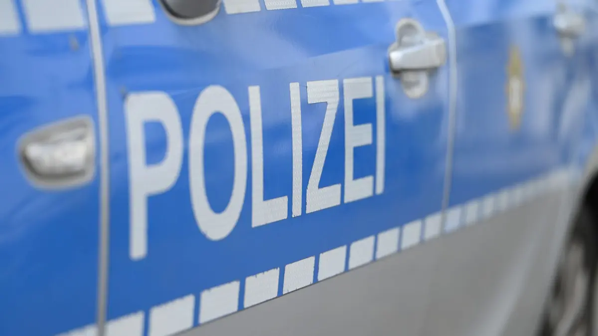 Überfall auf Spätkauf in Kreuzberg: ARCHIV - 22.07.2025, Berlin: Ein Polizeiwagen steht vor dem Schloss Bellevue bei der Akkreditierung neuer Botschafterinnen und Botschafter in Deutschland. (zu dpa: «Überfall auf Spätkauf mit Schusswaffe») Foto: Malin Wunderlich/dpa +++ dpa-Bildfunk +++
