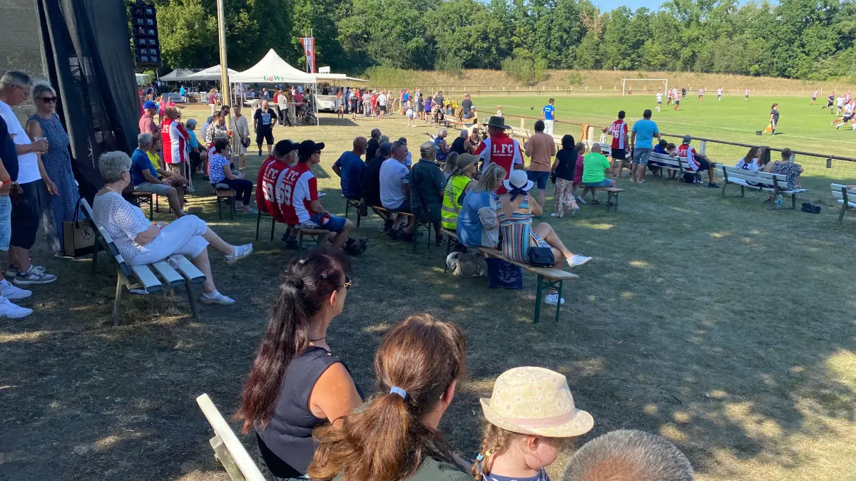 Verfolgen das Fußballspiel mit der deutschen Autoren-Nationalmannschaft: zahlreiche Besucher zum Fest anlässlich 100 Jahre Stadion Fürstenberg. Die Gastgeber des 1. FC Fürstenberg setzten sich gegen den amtierenden Europameister mit 2:1 durch.