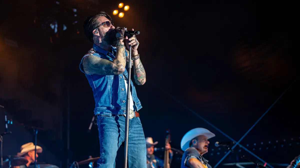 Alec Völkel, der Frontmann der Berliner Band The BossHoss. Wie war das Konzert in Müllrose?
