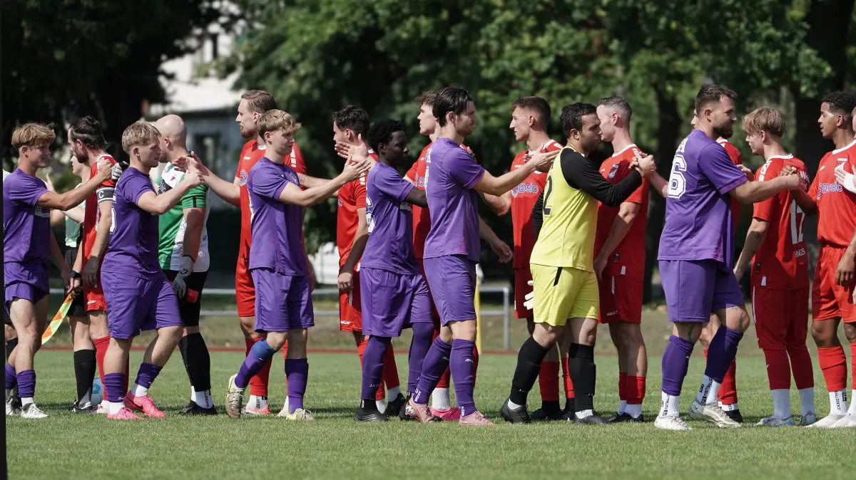 Fussball : Bernau, Landespokal Brandenburg Rot-Weiss Schönow : SV Altlüdersdorf, Begrüßung vor dem Spiel und Verabschiedung der Schönower aus dem Pokal zugleich
FOTO BENK 15.08.2026