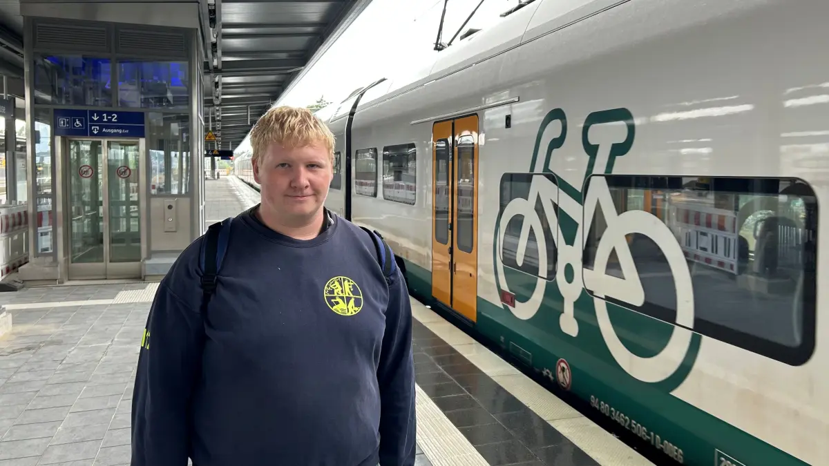 Neuer Bahnhof Fangschleuse bei Tesla in Grünheide: Marc Hellmich aus Fürstenwalde gehörte zu den ersten Fahrgästen - und er hatte einiges zu sagen.