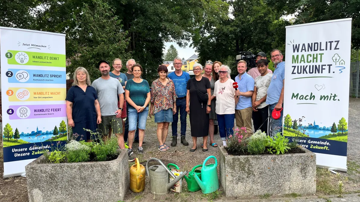 Gemeinsam gebuddelt und gepflanzt: Ehrenamtliche engagierten sich beim ersten Projekt von „Wandlitz macht Zukunft" und verhalfen den Blumenkübeln am Bahnhof zu neuem Glanz. Nächste Projekte sind bereits in Vorbereitung.