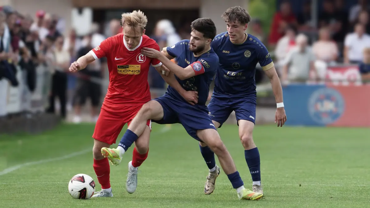 Fussball : Klosterfelde, Fussball Oberliga Nord Punktspiel, Union Klosterfelde - SV Lichtenberg 47, Gentuar Durmishi hier gegen Finn Hinze l. und vor Rayko Kühn, stieg in der Nacht in den Flieger und flog aus Albanien zum Spiel ein. Er befand sich dort in den Flitterwochen. Seine Frau blieb noch am Urlaubsort.
FOTO BENK 16.08.2026