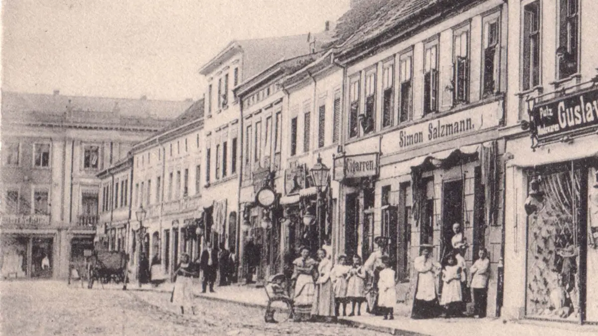 Für dieses Foto vom Fürstenwalder Marktplatz aus der Zeit um 1910 mussten die Kinder stillstehen. Im Sommer spielten sie viel lieber bis spät abends draußen auf der Straße, was nicht allen Erwachsenen gefiel.