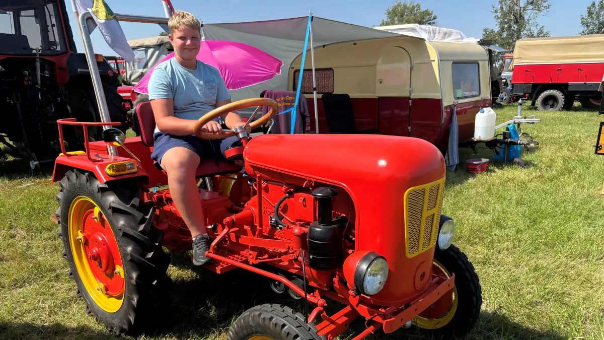 Das Oldtimertreffen in Frauenhagen verbindet Jung und Alt. Julian (12) aus Eberswalde ist einer der jüngsten Teilnehmer und begeisterter Technik- und Motorfan.