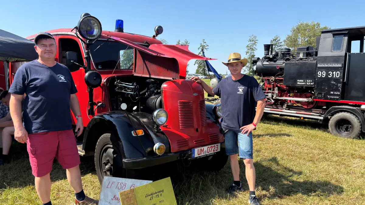 Veteran der Feuerwehr: Die Freiwillige Feuerwehr Herzsprung, hier mit den Kameraden Andreas Kaiser und Tobias Kniebel, pflegt ein historisches Löschfahrzeug TS 8 Granit von 1953. Damit nahm sie am Oldtimer- und Traktorentreffen in Frauenhagen teil.