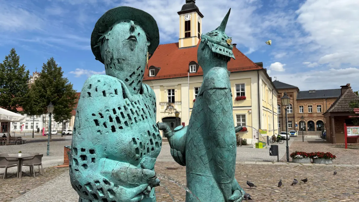 Heinz und Hilde sind die Maskottchen des Marktbrunnens in Angermünde, erschaffen vom einheimischen Künstler von Angermünde. Sie symbolisieren das kleinstädtische Geschäfts- und Alltagsleben der Ackerbürgerstadt. Großen Reichtum gab es hier noch nie.