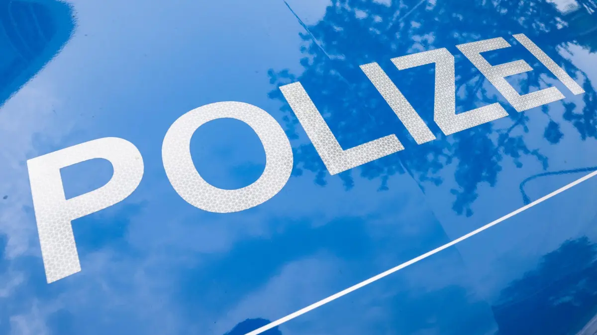 Ex-Frau in Melsungen getötet: ARCHIV - 25.08.2023, Hessen, Offenbach/M.: Der Schriftzug „Polizei“ ist auf einem Streifenwagen zu lesen. (zu dpa: «74-Jähriger tötet Ex-Frau und sich selbst») Foto: Boris Roessler/dpa +++ dpa-Bildfunk +++