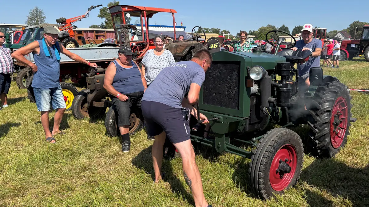 Oldtimer- und Traktorentreffen 2026 in Frauenhagen bei Angermünde: Die Oldtimerfreunde Schönerberg stellen betagte Landtechnik aus. Der Traktor Marke Eigenbau von 1960 muss per Kurbel gestartet werden. Der Ein-Takter funktioniert noch tadellos.