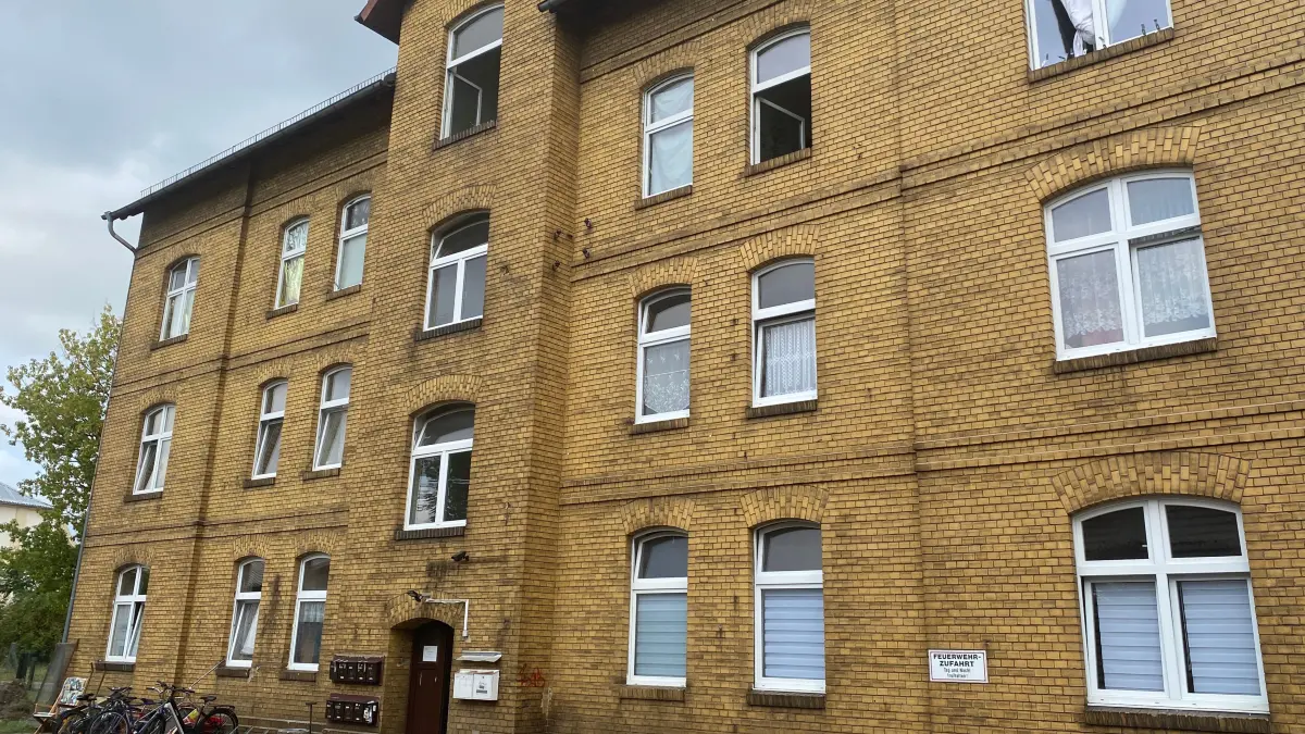 Wohnungen für Obdachlose und sozial Schwache: Dieses Haus an der Glashüttenstraße in Eisenhüttenstadt wird vom Verein Obdachlosenwohnhilfe verwaltet.