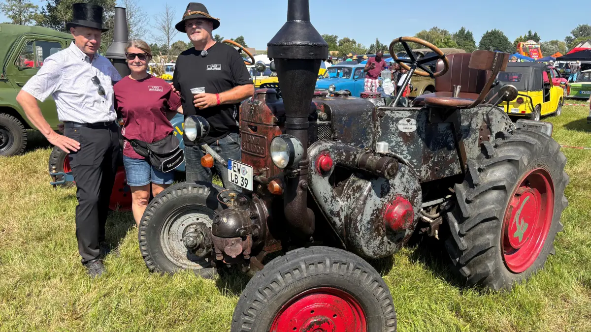 Oldtimertreffen in Frauenhagen: Der Traktor Marke Lanz Bulldog, Baujahr 1939, ist eine Rarität. Maik und Silva Spiegelberg aus Lunow pflegen das alte Gefährt. Es gehörte einst dem Großvater von Jörg Zippel aus Frauenhagen (v.r.n.l.).