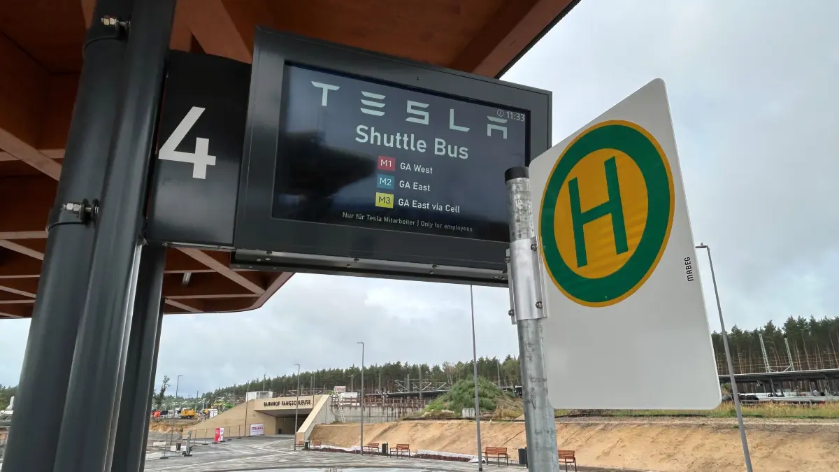 Haltestelle am neuen Bahnhof Fangschleuse in Grünheide: Von hier sollen Tesla-Mitarbeitende auf kurzem Weg mit Shuttlebussen zur Gigafactory Berlin-Brandenburg gebracht werden.