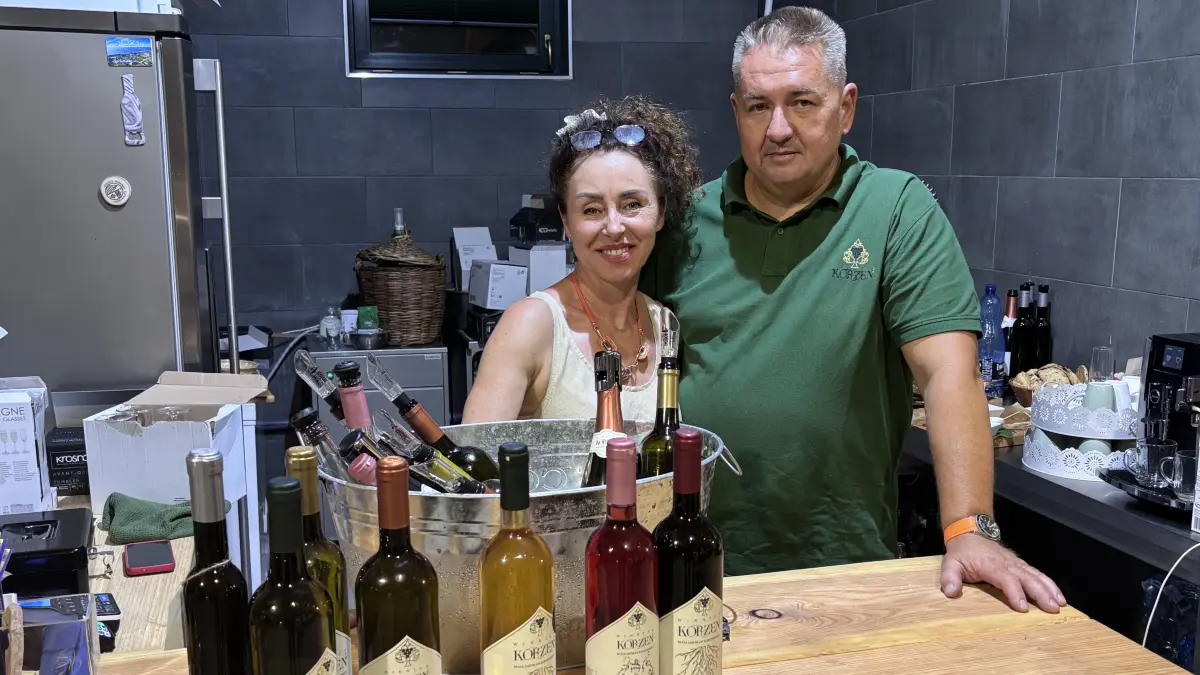 Winzerehepaar: Beata und Jaroslaw Koreniowski mit einer Auswahl ihrer Weine beim Tag der offenen Tür der Wiinnica Korzen in Cychry, Suchlica 25, zwischen Kostrzyn und Debno.