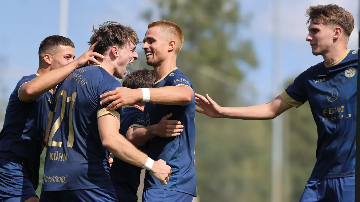 Fussball : Klosterfelde, Fussball Oberliga Nord Punktspiel, Union Klosterfelde - SV Lichtenberg 47, Unioner Doppelschlag in HZ 2 zu Beginn und die Freude entlud sich förmlich, hier Torschütze Rayko Kühn vor Meisour Mohamed l. weiter v.l. Emil Ian Marley Gustavus und Luca-Rene Heinrich r. nach dem 2 : 0
FOTO BENK 16.08.2026