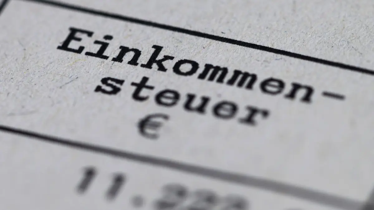 Steuerbescheid: ILLUSTRATION - 10.07.2025, Sachsen, Dresden: Ein Steuerbescheid mit dem Vermerk «Einkommensteuer» liegt auf einem Tisch. (zu dpa: «Umfragemehrheit für festen Ausgleich der kalten Progression») Foto: Robert Michael/dpa +++ dpa-Bildfunk +++