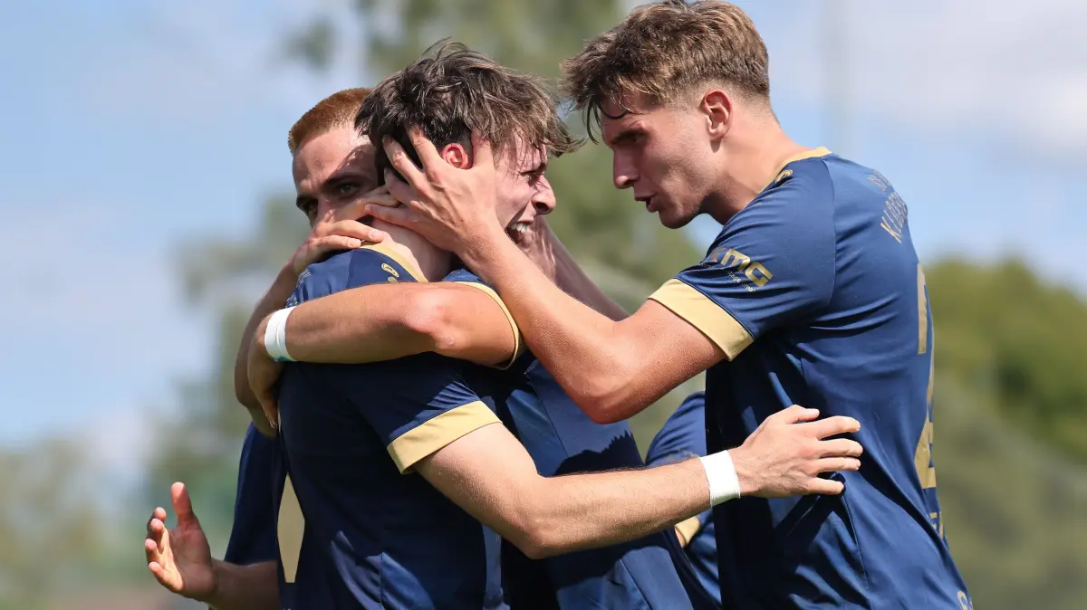 Fussball : Klosterfelde, Fussball Oberliga Nord Punktspiel, Union Klosterfelde - SV Lichtenberg 47, Unioner Doppelschlag in HZ 2 zu Beginn und die Freude entlud sich förmlich, hier Torschütze Rayko Kühn vor Emil Ian Marley Gustavus l. und Luca-Rene Heinrich r. nach dem 2 : 0
FOTO BENK 16.08.2026
