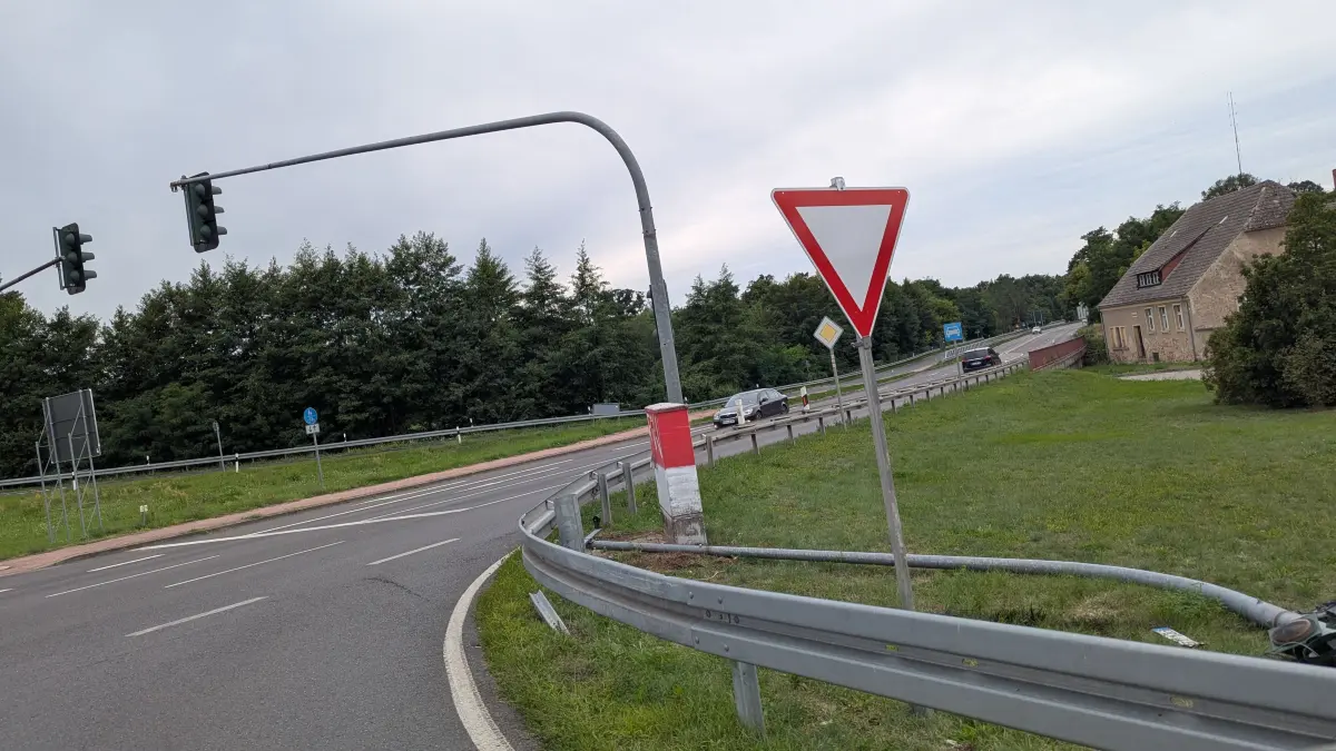 Nach einem Unfall musste die Feuerwehr Wriezen die Ampel an dieser Kreuzung zwischen der Freienwalder Straße und der B167 demontieren.