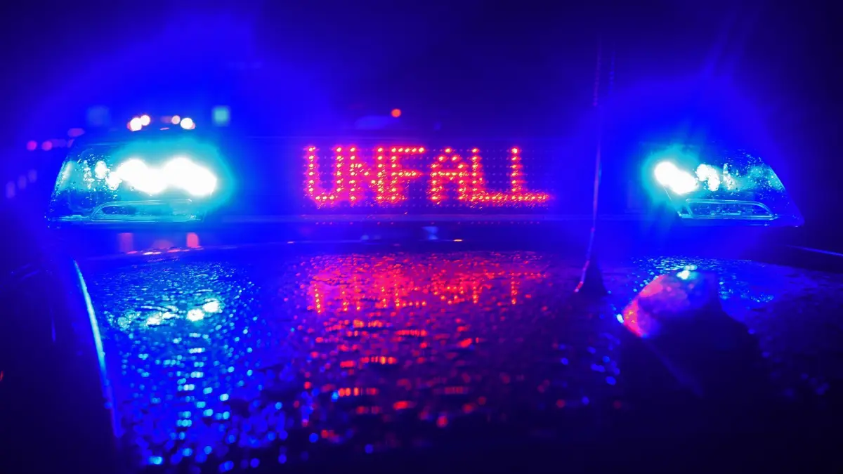 Polizei Blaulicht bei Unfallaufnahme: ARCHIV - 19.08.2019, Bayern, Leipheim: Der LED-Schriftzug "Unfall" leuchtet auf dem nassen Dach eines Polizeistreifenwagens. (zu dpa: «Auto überschlägt sich - Vier Menschen schwer verletzt») Foto: Stefan Puchner/dpa +++ dpa-Bildfunk +++