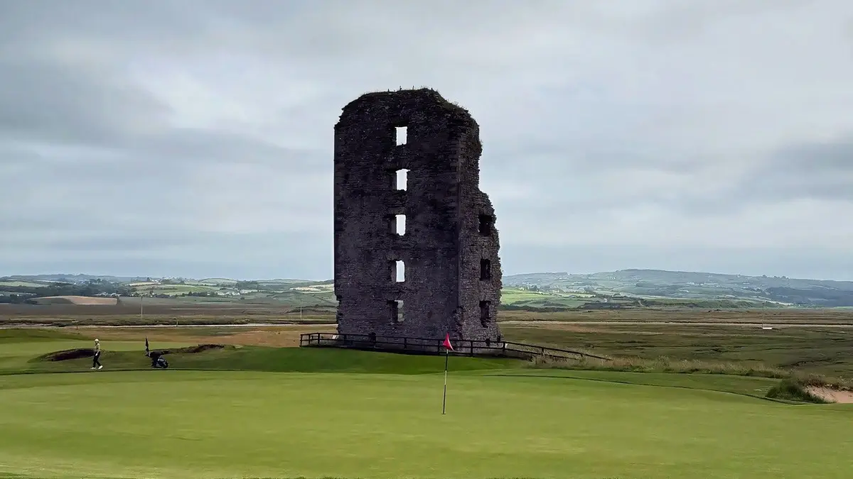 Im Schatten der Burg. Der Castle Course in Lahinch. Der Atlantik ist direkt um die Ecke.
