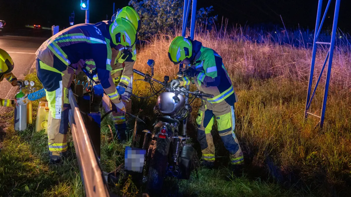Auf der Landesstraße L33 verunglückte ein Motorradfahrer schwer. Rettungskräfte brachten den Mann in ein Krankenhaus.