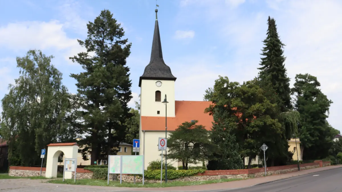Zu einer Entdeckungstour lädt der Heimatverein in die Dorfkirche Fredersdorf ein. Vereinsmitglied Florian Sell hält dort einen Vortrag über das teilweise besondere Gebäude.