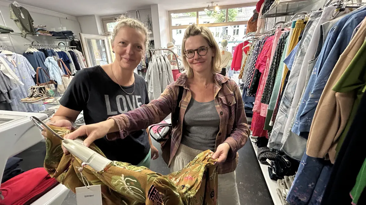 Modehändlerin Daniela Kornbusch (l.) berät in ihrer Boutique "Lieblingsstücke" in Rheinsberg Kunden wie Franka Barsch. Die Filialen in Fürstenberg und Wittstock musste sie bereits schließen.