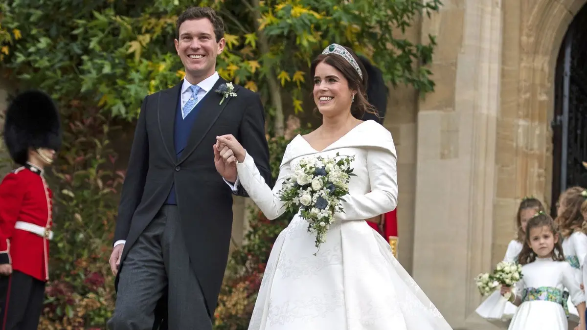 Prinzessin Eugenie: ARCHIV - 12.10.2018, Großbritannien, Windsor: Prinzessin Eugenie und ihr Ehemann Jack Brooksbank verlassen nach ihrer Hochzeit die St. George's Chapel in Schloss Windsor. (zu dpa: «Prinzessin Eugenie verrät Namen ihrer Tochter») Foto: Victoria Jones/PA Wire/dpa +++ dpa-Bildfunk +++