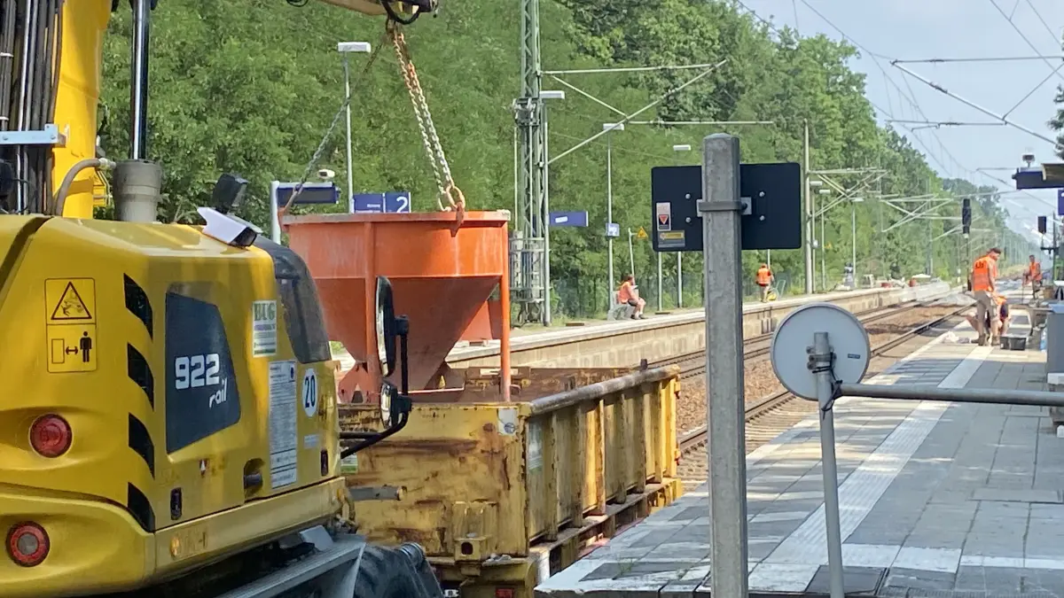Technik im Einsatz: In Berkenbrück wird der Bahnsteig verlängert. Allerdings gibt es technische Probleme, die weitere Einschränkungen nach sich ziehen.