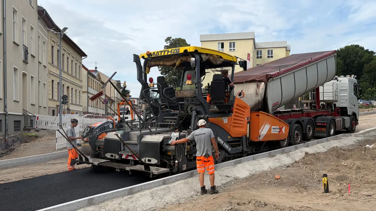 B158: Die Berliner Straße in Bad Freienwalde bekommt zwischen Mühlengasse und ehemaliger Musikschule eine neue Asphaltdecke. Was das für Pendler bedeutet.