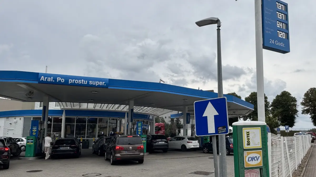 Vor allem deutsche Autofahrer aus Frankfurt (Oder) und dem Umland tanken in Słubice ihr Fahrzeug voll. Durch das Spritpreispaket der polnischen Regierung wurden die Preise für Super und Diesel gedeckelt.