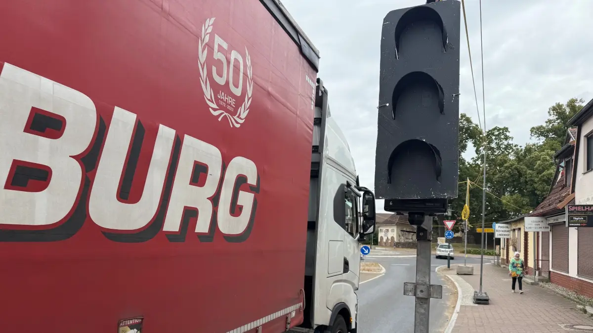 Kreisverkehr B96 Gransee gesperrt, Baustellenampeln regeln den Verkehr