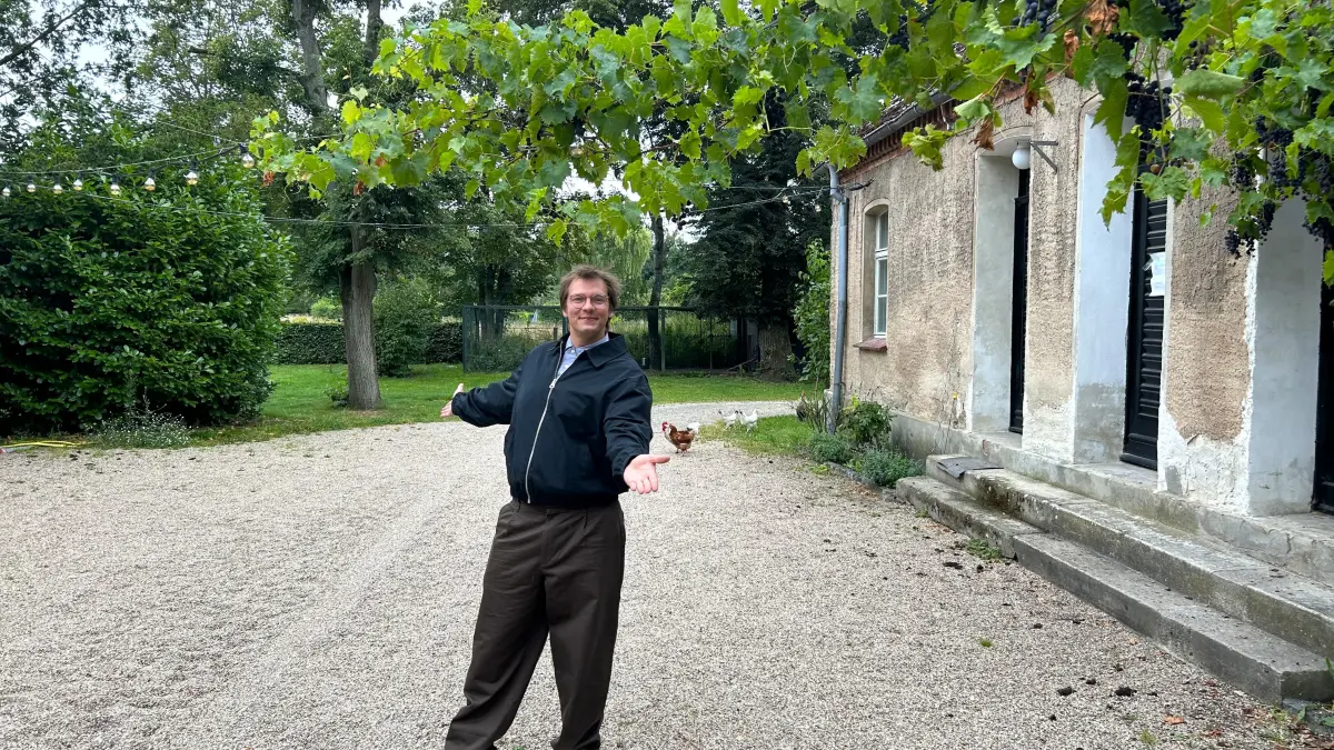 Im Schlossgut Schwante in Oberkrämer werden die Gäste beim Dinner unter Weinreben bewirtet. Marcus Boxler führt sie durch den Skulpturenpark. Was noch geplant ist.