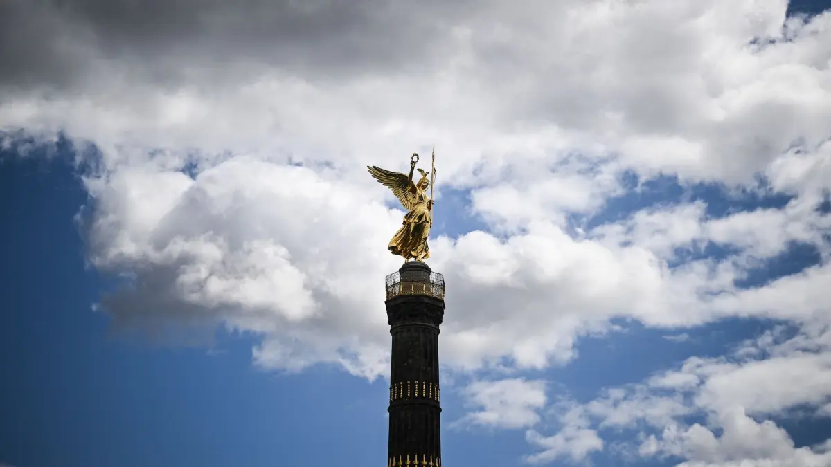 Wetter in Berlin: ARCHIV - 11.08.2026, Berlin: Wolken vor blauem Himmel sind hinter der "Goldelse" auf der Siegessäule zu sehen. "Goldelse" ist der Berliner Spitzname für die vergoldete Skulptur der Siegesgöttin Viktoria auf der Spitze der Siegessäule im Großen Stern im Berliner Tiergarten. (zu dpa: «Wolken und zum Teil Schauer in Berlin und Brandenburg») Foto: Britta Pedersen/dpa +++ dpa-Bildfunk +++
