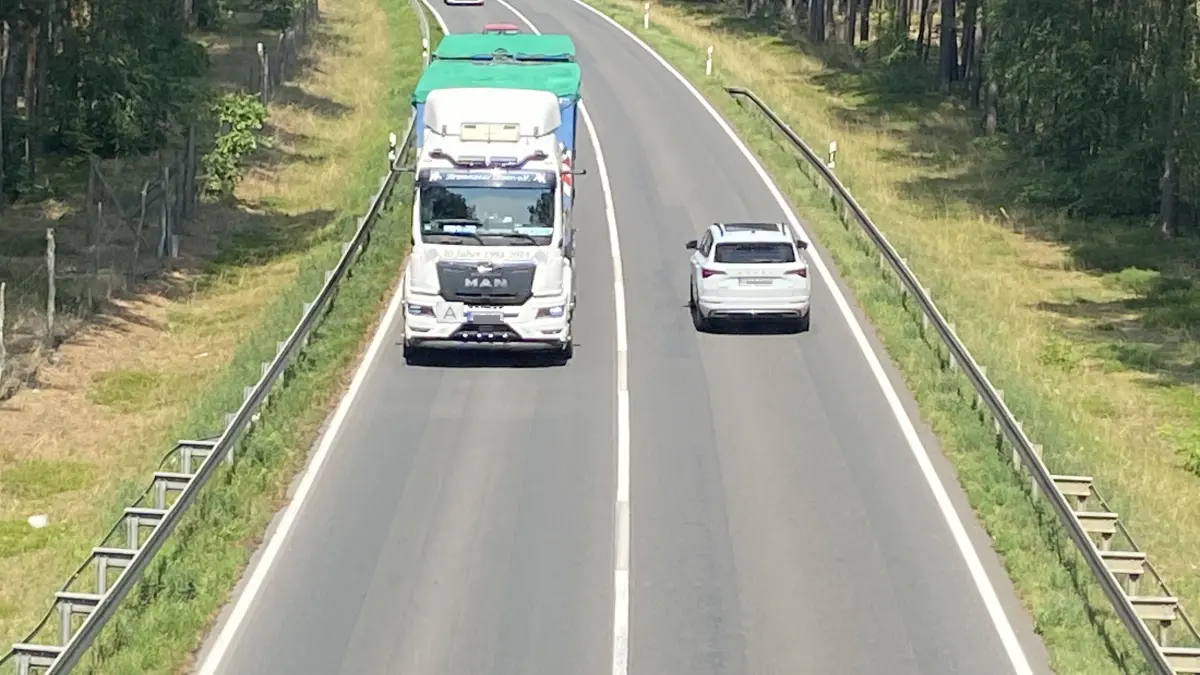Begegnungssituation auf der B168 bei Langewahl. Warum dort jetzt ein Überholverbot gilt.