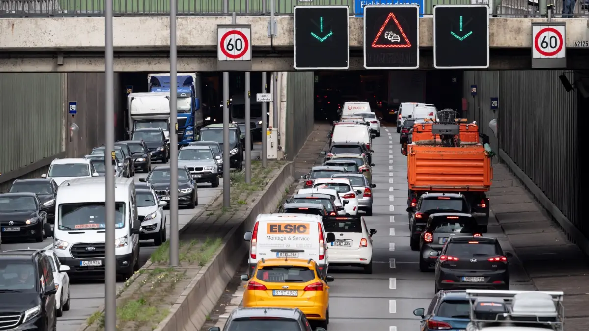 Stadtautobahn Berlin: ARCHIV - 23.10.2020, Berlin: Zahlreiche Fahrzeuge fahren auf der Berliner Stadtautobahn A111. Besonders in Zeiten des Berufsverkehrs ist die Autobahn stark frequentiert. (zu dpa: «Etwa zwei Stunden Verzögerung auf A111») Foto: Bernd von Jutrczenka/dpa +++ dpa-Bildfunk +++