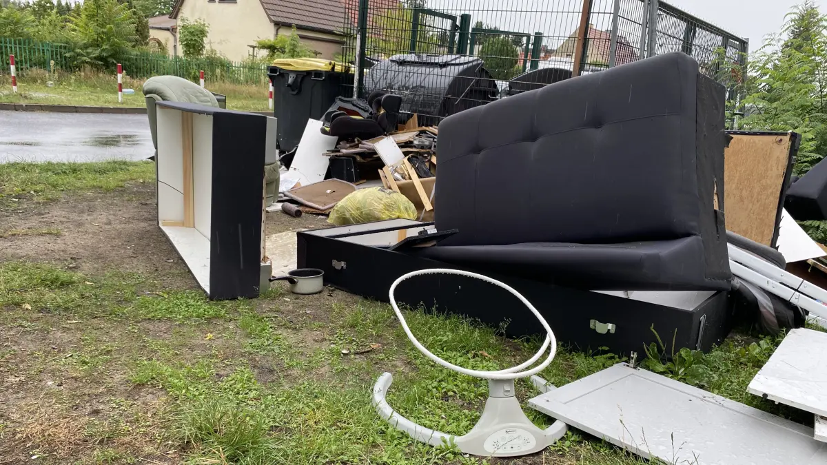 Herrenloser Sperrmüll: Dieser Haufen im Ziolkowski-Ring in Fürstenwalde liegt schon seit Monaten da. Seine Zusammensetzung hat sich mehrfach geändert. Die Stadt will, dass das KWU mehr einsammelt.