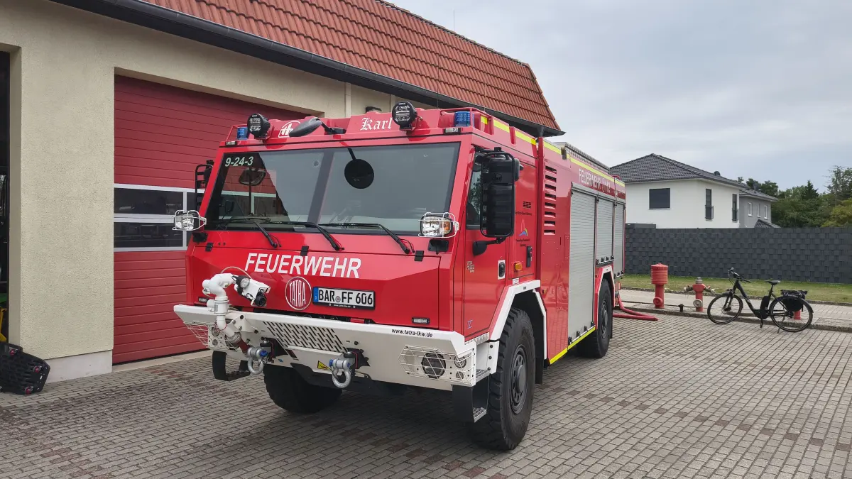 Ein Tanklöschfahrzeug der Freiwilligen Feuerwehr Oderberg. Es trägt den Namen "Karl" zu Ehren von Karl Hampel, der die Betriebsfeuerwehr der nicht mehr existierenden Oderberger Werft gegründet hat und ein Urgestein der Oderberger Feuerwehr war.