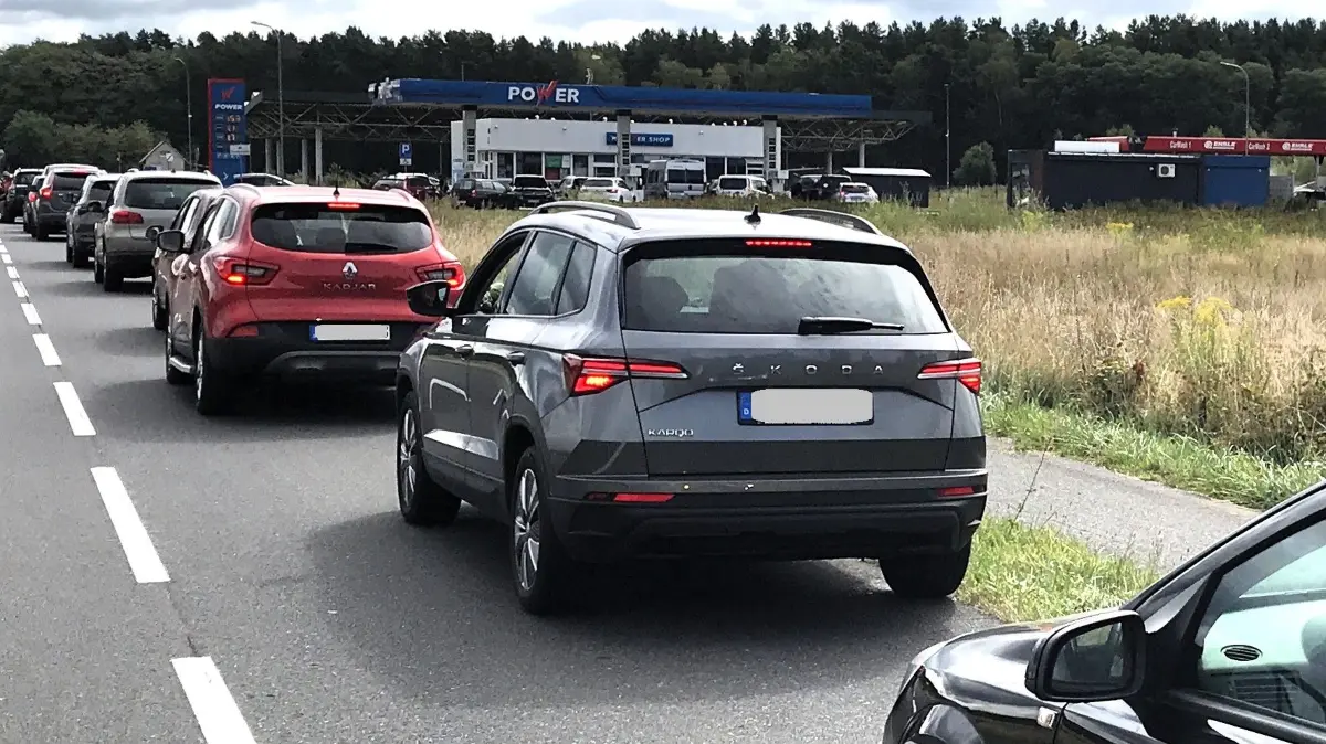 Zytowan bei Coschen. Autoschlange vor der Power-Tankstelle. 18.08.2026 Foto: Frank Groneberg