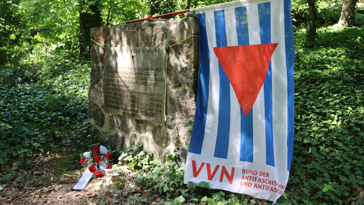 Ein kleines Denkmal markiert die Stelle im Wald, wo sich im Gamengrund bei Tiefensee 1941 Mitglieder des Widerstands trafen. Was der Hintergrund war und was aus den Nazi-Gegnern wurde.