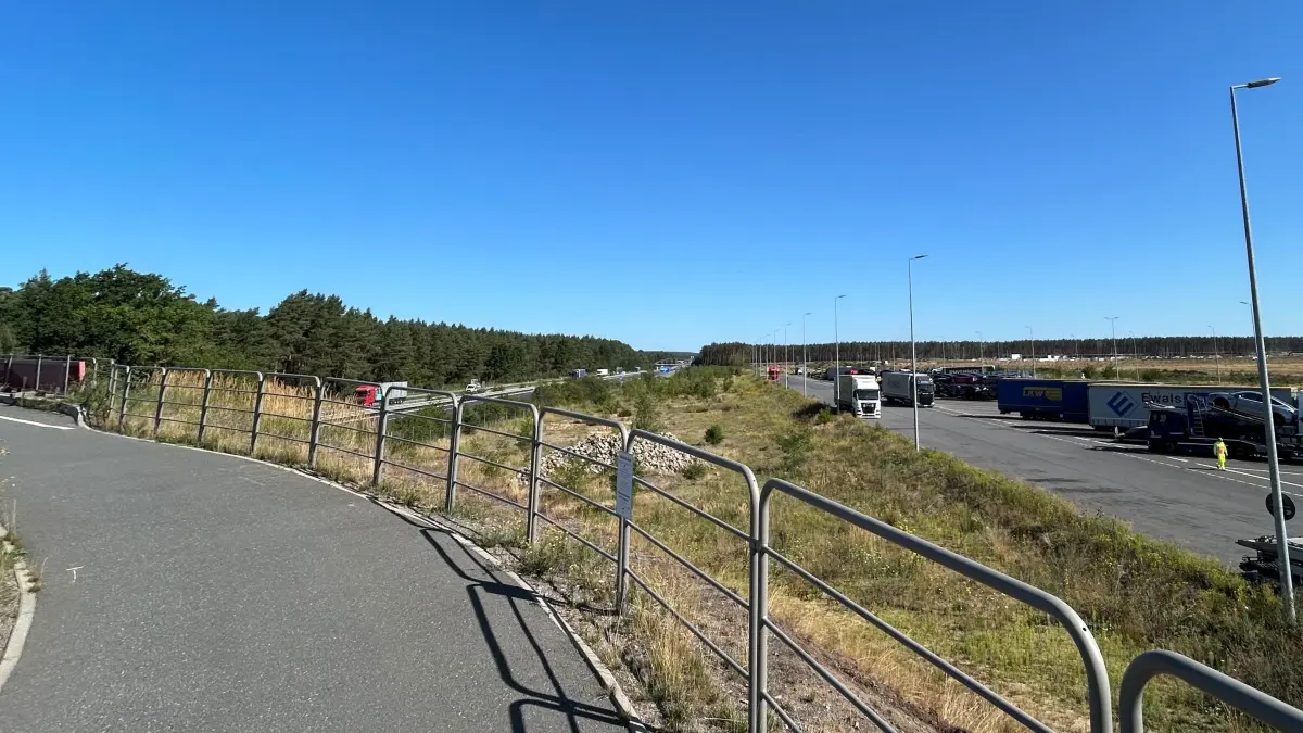 Fehlender Lückenschluss: Zwischen Bahnhof Fangschleuse (oben) und Tesla Gigafactory soll noch ein neuer Fuß- und Radweg entlang der Autobahn A10 entstehen. Über die "Postbrücke" (im Bild) wird er auch an den bestehenden Tesla-Radweg nach Erkner angebunden. Bis wann?