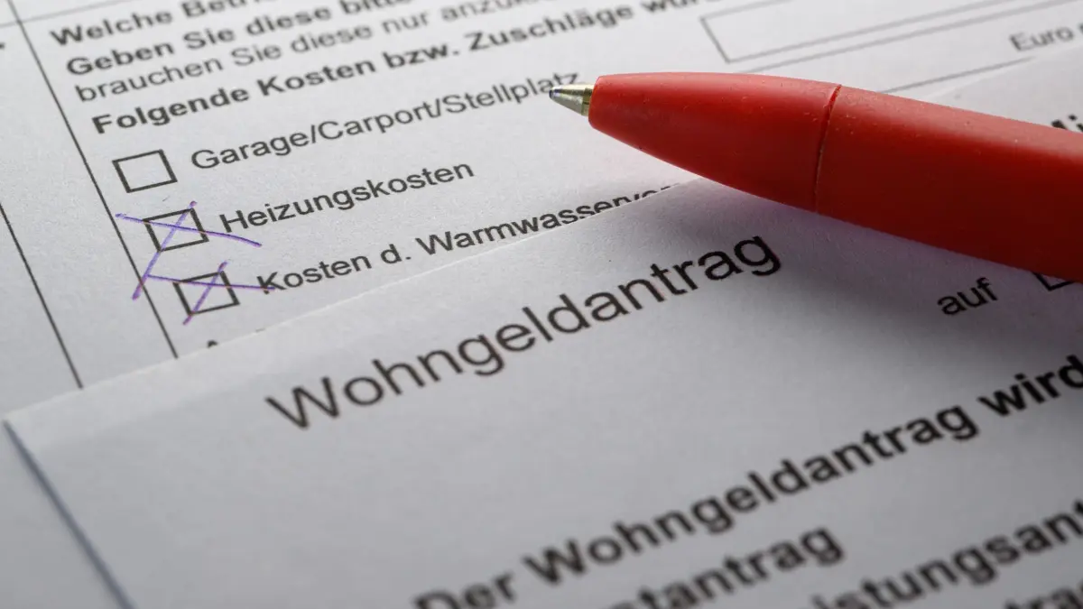Wohngeld: ARCHIV - 11.08.2022, Sachsen-Anhalt, Dresden: Ein Stift liegt auf einem Wohngeldantrag auf einem Tisch (gestellte Szene). (zu dpa: «Wohngeldreform: Minister warnt vor Folgen für Rentner») Foto: Robert Michael/dpa +++ dpa-Bildfunk +++